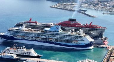 Kuşadası'na "Resilient Lady" kruvaziyeriyle 2 bin 489 turist geldi
