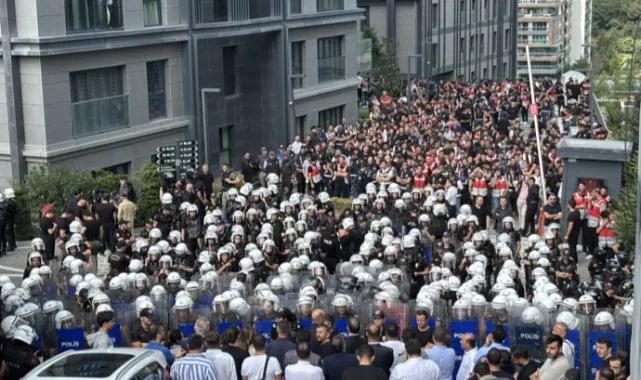 Kayyum olarak atanan Gürsel Tekin, polis eşliğinde CHP İstanbul İl Başkanlığı'na girdi: CHP'liler il binasında barikat kurdu