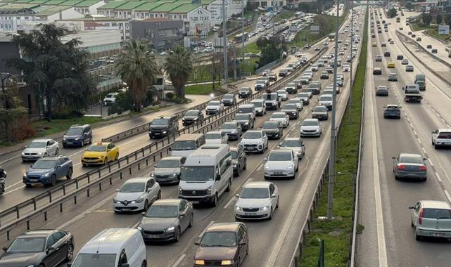 İstanbul'da Anadolu Yakası'nda trafik yoğunluğu yüzde 80'e ulaştı