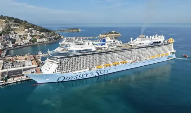 Kuşadası'na kruvaziyerlerle 9 bin 132 turist geldi