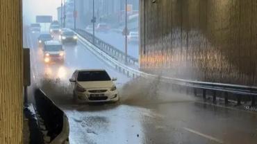 İstanbul'da Sağanak Alarmı: Yollar Göle Döndü