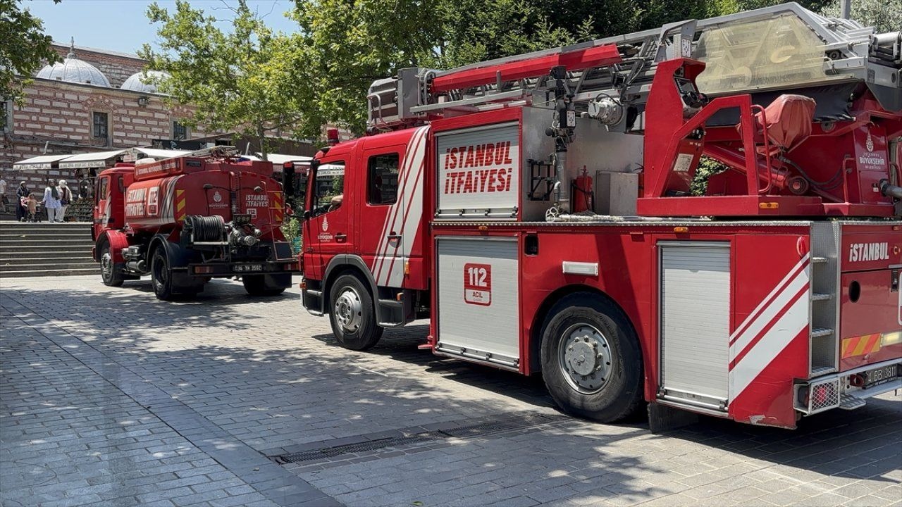 Mısır Çarşısı'nda iş yerinde çıkan yangın itfaiye ekiplerince söndürüldü